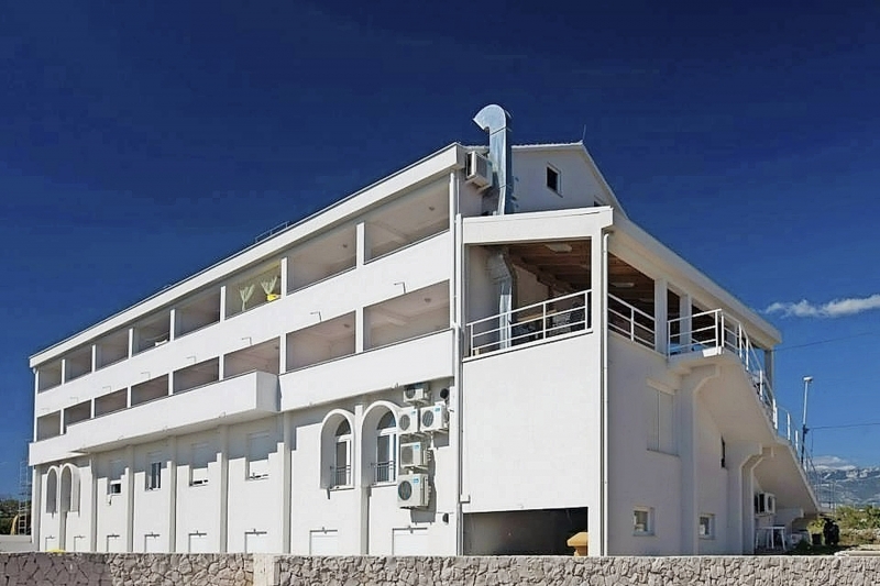 Moon Rocks Hostel Novalja Außenansicht