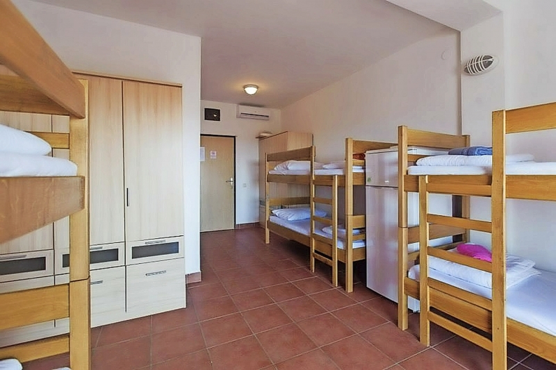 Moon Rocks Hostel Novalja Zimmer