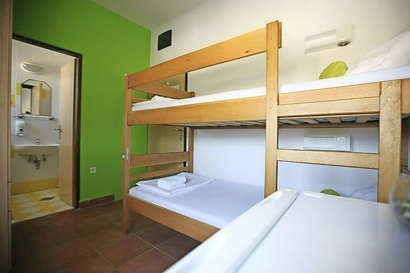 Moon Rocks Hostel Novalja Mehrbettzimmer